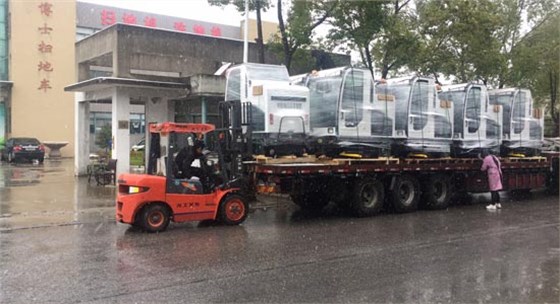 潔博士掃地車廠家冒雨發貨