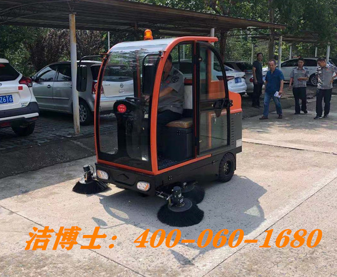 潔博士全封閉駕駛掃地車客戶案例-衡東長鑫物業管理有限公司